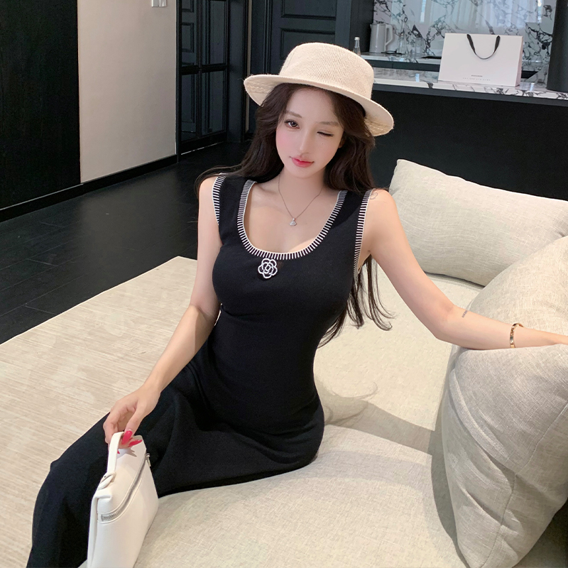 Elegant Sleeveless Camellia Knit Bodycon Dress - Image 2