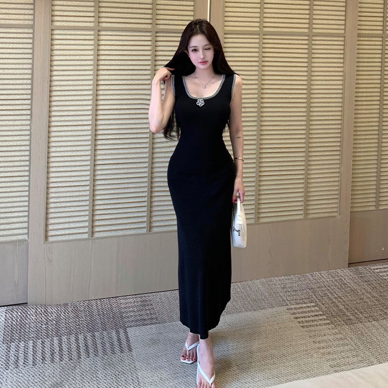 Elegant Sleeveless Camellia Knit Bodycon Dress - Image 3