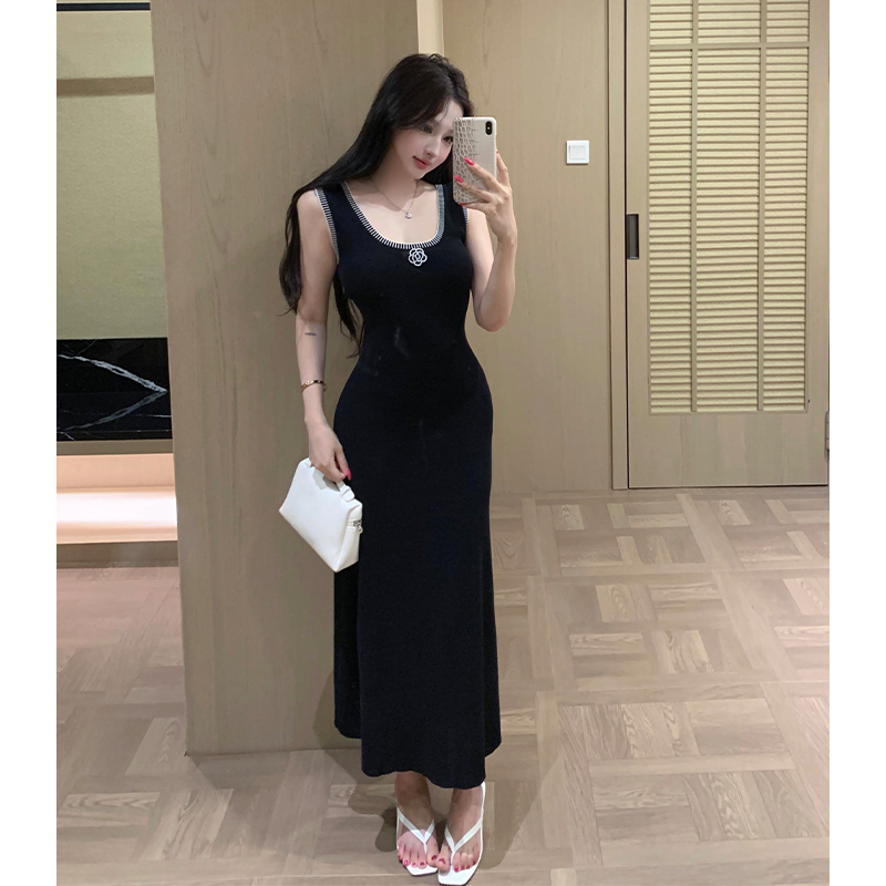 Elegant Sleeveless Camellia Knit Bodycon Dress
